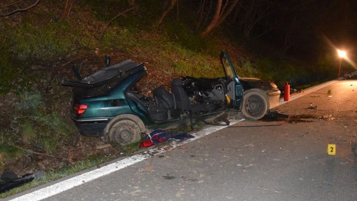 Na snímke je zachytené zničené auto po nehode, pri ktorej do neho vrazil iný vodič. 