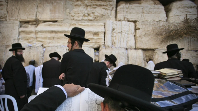 Ortodoxní židovskí muži sa modlia v Jeruzaleme pri Múre nárekov počas sviatku Jom kippur Deň zmierenia.