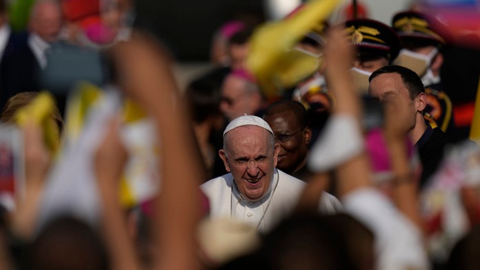 Pápež po prílete do Bratislavy.