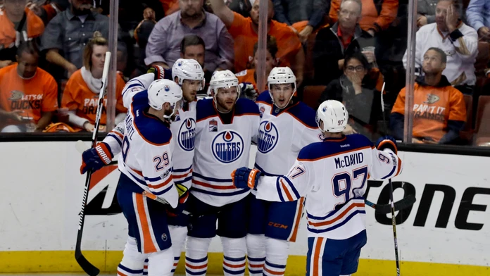 Radosť hráčov Edmontonu v dueli play-off proti Anaheimu.