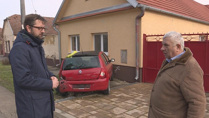 Po nehode, ktorú nezavinil, ostalo pánovi Floriánovi auto vo fasáde domu. 