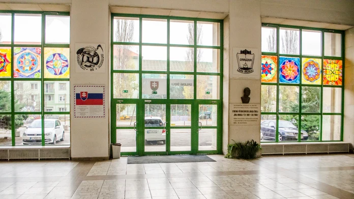 Niektoré školy na Slovensku zostali zatvorené ako protest, aby učitelia poukázali na zlú situáciu v školstve.  19. novembra