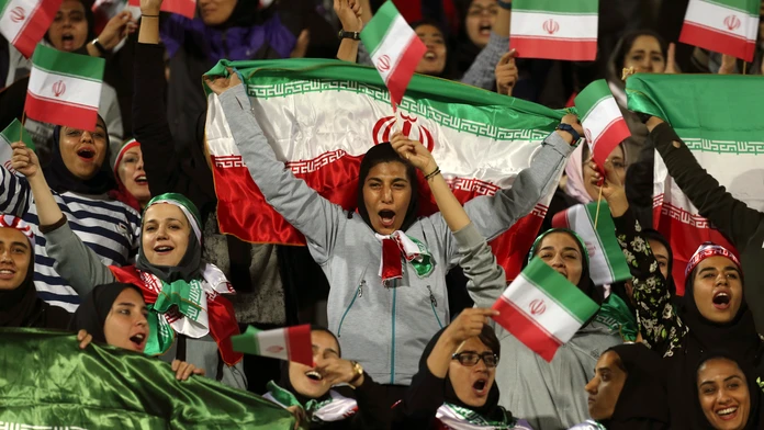 Iránske ženy povzbudzujú futbalovú reprezentáciu v medzištátnom zápase s Bolíviou.
