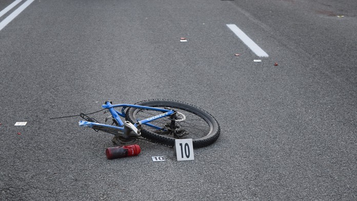 Smrteľná nehoda motorkára a cyklistu.