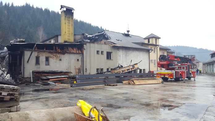 Hasiči zasahovali pri požiari polyfunkčného objektu v obci Korňa.