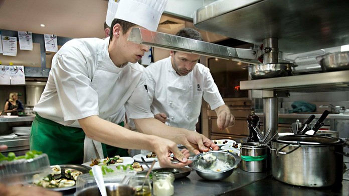 Na snímke vľavo hráč Arsenalu Nacho Monreal strieľa úvodný gól v zápase 25. kola anglickej futbalovej Premier League Swansea Cit