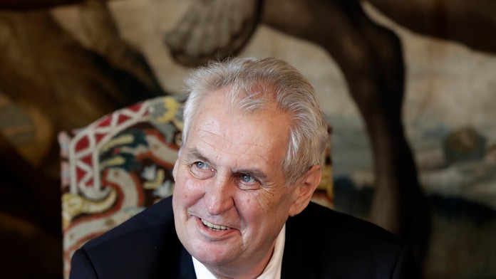 Marek Hamšík (vpravo) atakuje v kvalifikácii MS 2018 Škóta Jamesa Morrisona.