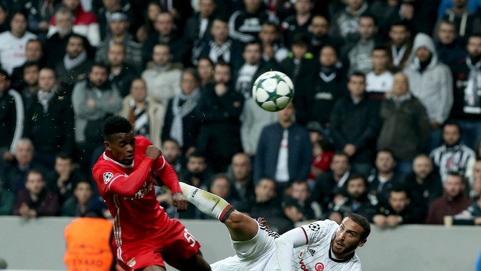Cenk Tosun (Besiktas) a jeho volej, ktorý skončil v sieti.