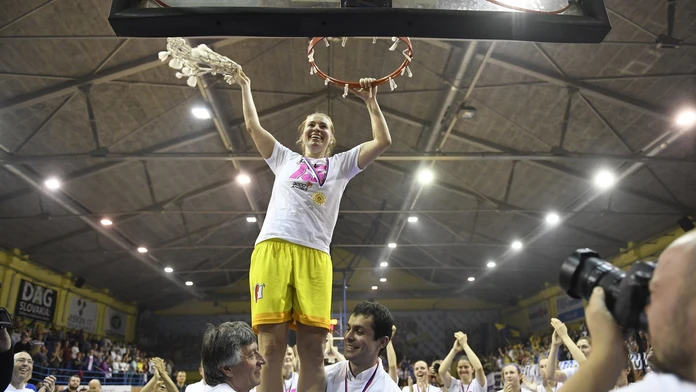 Na snímke kapitánka GA Košice Zuzana Žirková s odrezanou sieťou koša ako trofeje po zisku 15. titulu.