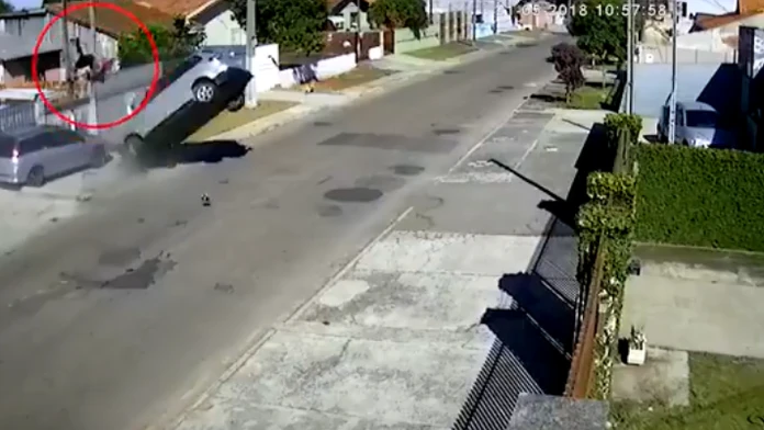 Na videu vidno, ako spolujazdec vyletel cez okno. 