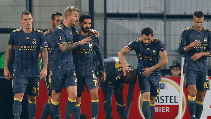 Radosť hráčov Fenerbahce aj s Martinom Škrtelom (vľavo) po góle do siete Feyenoordu Rotterdam v dueli EL.
