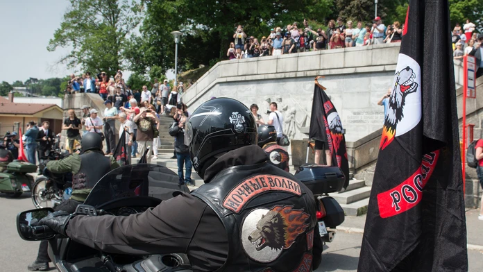 Na snímke Noční vlci na motorkách prichádzajú na Slavín