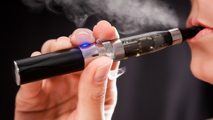 Fajčenie elektronickej cigarety.