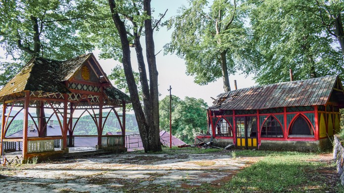 Chátrajúci hudobný altánok s kolkárňou