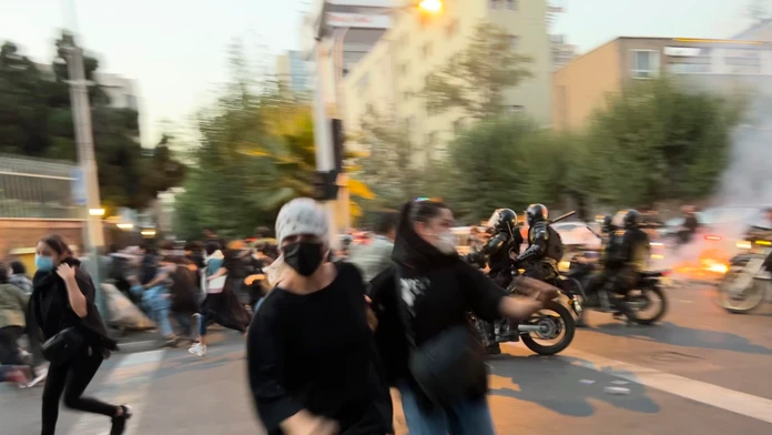 Protest proti úmrtiu mladej Iránky Mahsá Amíníovej.
