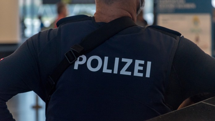 Vo Viedni zachránili štyroch Slovákov. V zamknutom aute im dochádzal kyslík