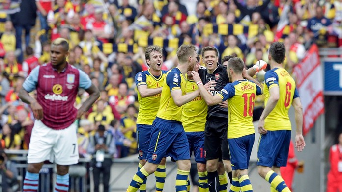 Hráči Arsenalu oslavujú výhru v FA Cupe.