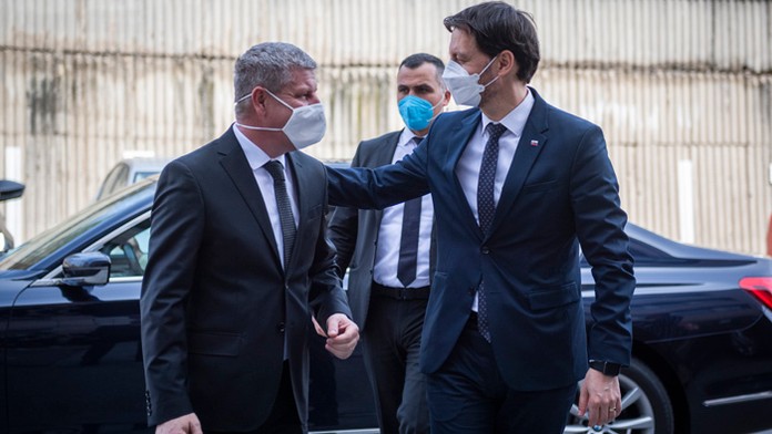 Minister zdravotníctva Vladimír Lengvarský a premiér Eduard Heger.