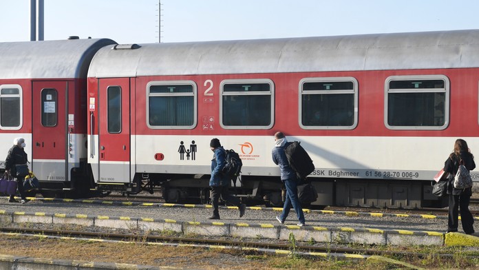 Neuveriteľné šťastie. Muž si neskoro všimol vlak, tak si ľahol na koľajisko. Vyviazol bez zranení