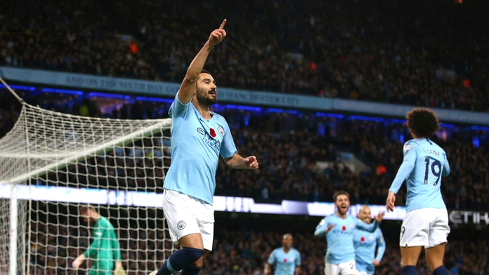 Ilkay Gundogan (Man City) oslavuje svoj gól do siete Manchestru United.