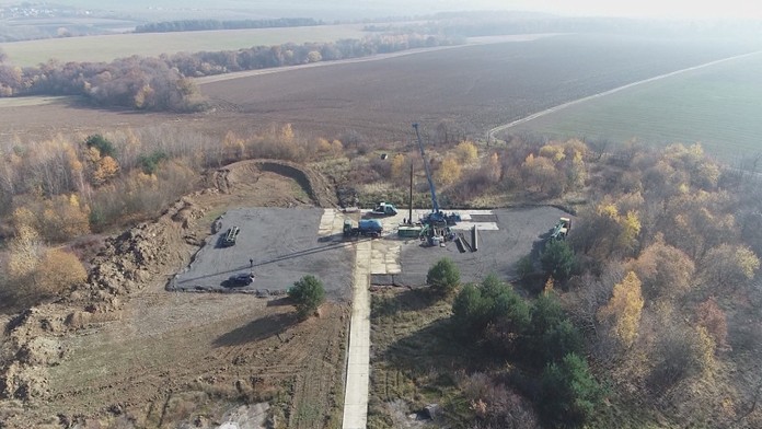 Na východe Slovenska dokončili významný vrt. Nielenže ho využijú pre akvapark, extrémne horúca voda poslúži aj energetike