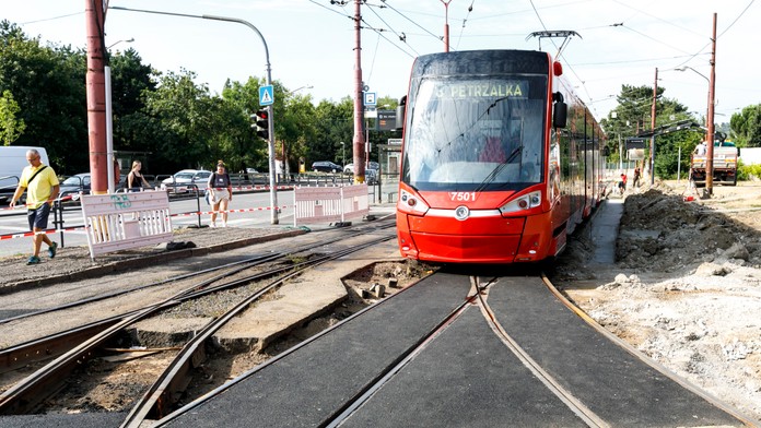 Vallo potvrdil, že električku do Petržalky nestihnú spustiť v plánovanom termíne