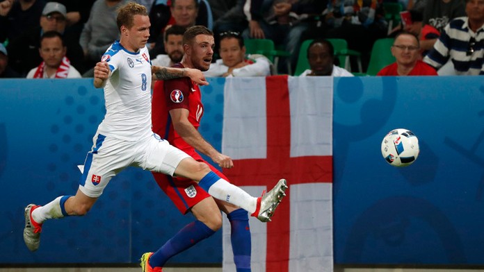 Ondrej Duda (vľavo) a Jordan Henderson (Anglicko).