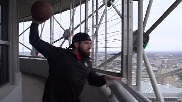 Toney hodil loptu zo 170-metrovej veže