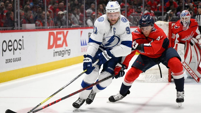 Zľava Steven Stamkos z Tampy Bay Lightning a Slovák Martin Fehérváry z Washingtonu Capitals.