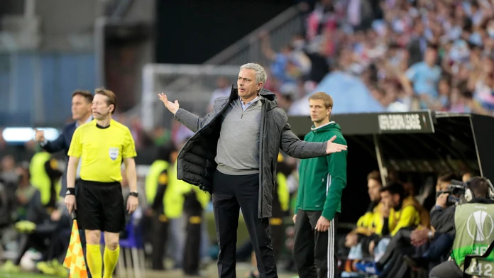 Kouč ManUtd José Mourinho reaguje v semifinále EL proti Celte Vigo.