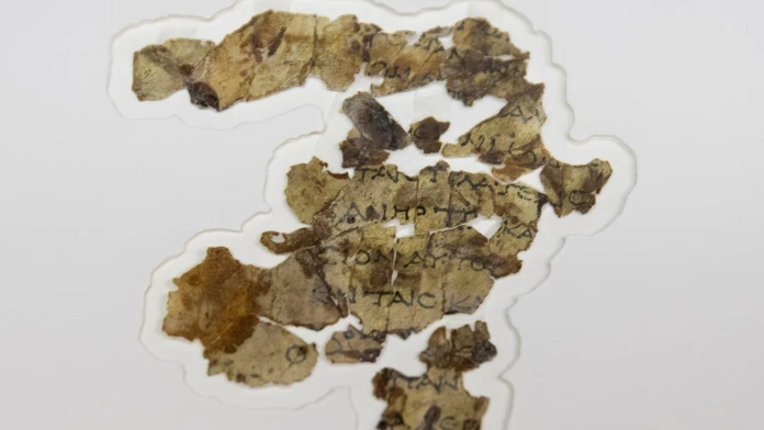 Izraelskí archeológovia objavili biblické zvitky staré približne 2000 rokov.