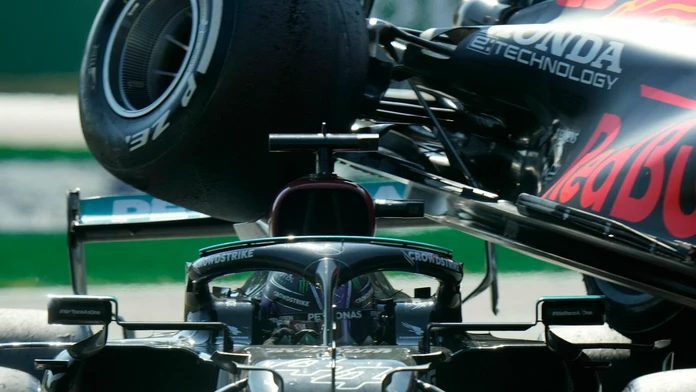 Kolízia Lewisa Hamiltona s Maxom Verstappenom.