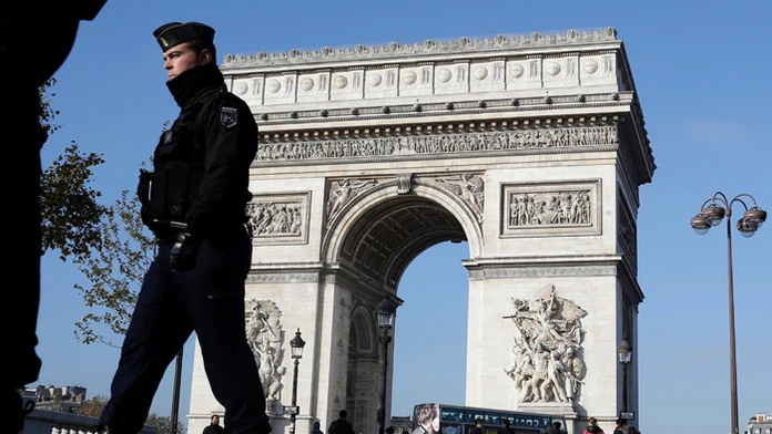 Dôstojník francúzskeho žandárstva hliadkuje na bulvári Champs Elysees pred Víťazným oblúkom v Paríži.
