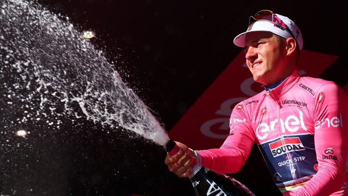 Remco Evenepoel v rúžovom drese po prvej etape Gira 2023