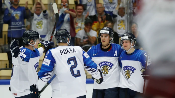 Sebastian Aho (druhý sprava) oslavuje s fínskymi spoluhráčmi gól v lotyšskej sieti v dueli MS 2018.