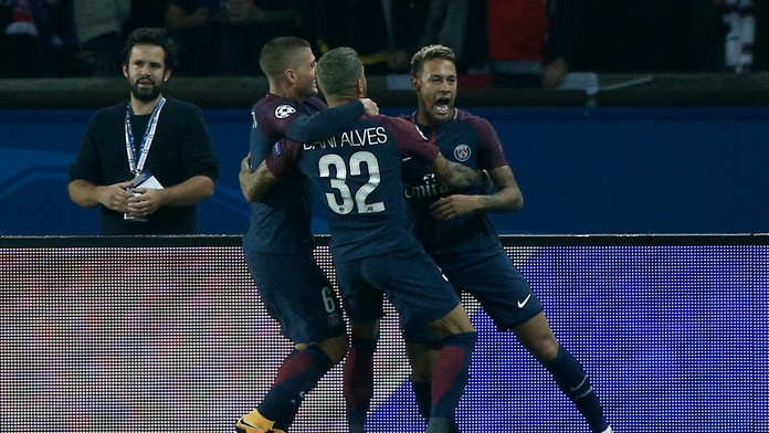 Marco Verratti (vľavo) z PSG a Corentin Tolisso z Bayernu bojujú o loptu v zápase LM.