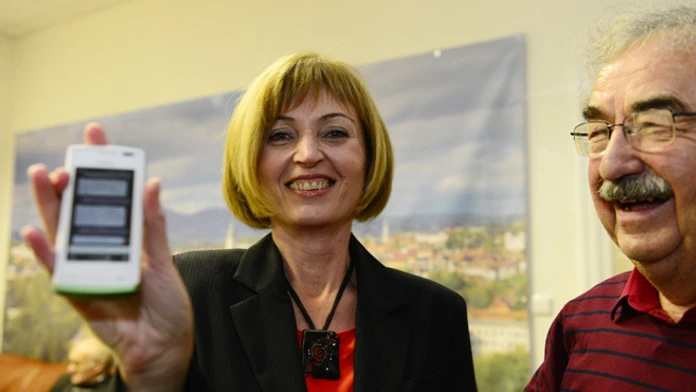 Andrea Turčanová ukazuje gratulačnú SMS od prešovského primátora Pavla Hagyariho.