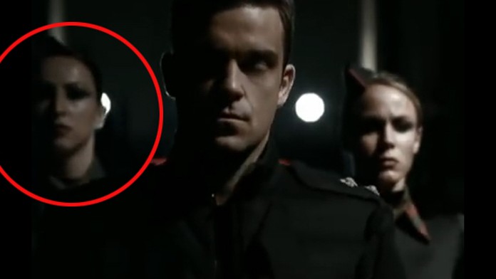 Alexandra si zahrala v klipe Robbieho Williamsa. 