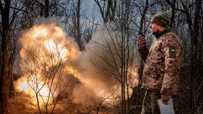 Ukrajinský dôstojník pozoruje paľbu samohybnej húfnice smerom k ruským pozíciám na frontovej línii neďaleko Bakhmutu.