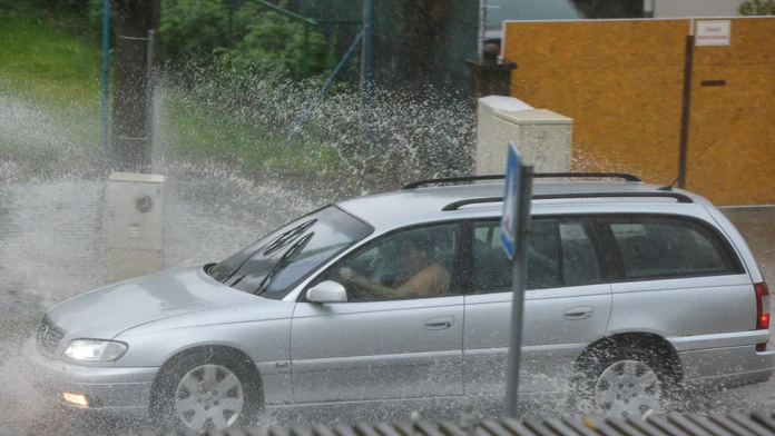 Počasie môže skomplikovať aj situáciu na cestách. Polícia radí, na čo si dávať pozor