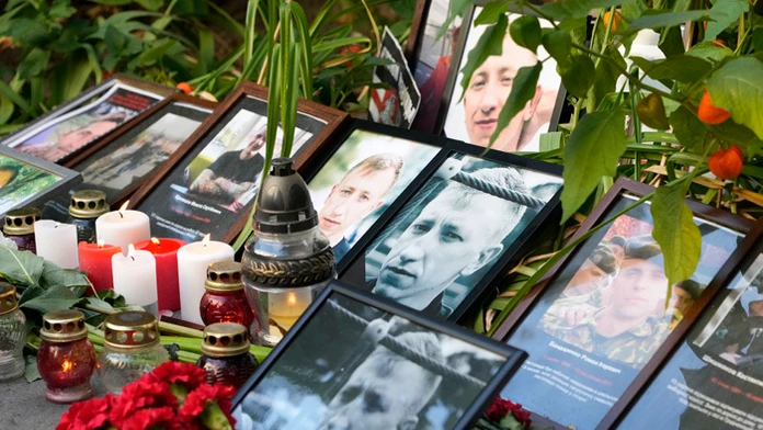 Pietne miesto Vytaľa Šyšova pred bieloruskou ambasádou v Kyjeve.