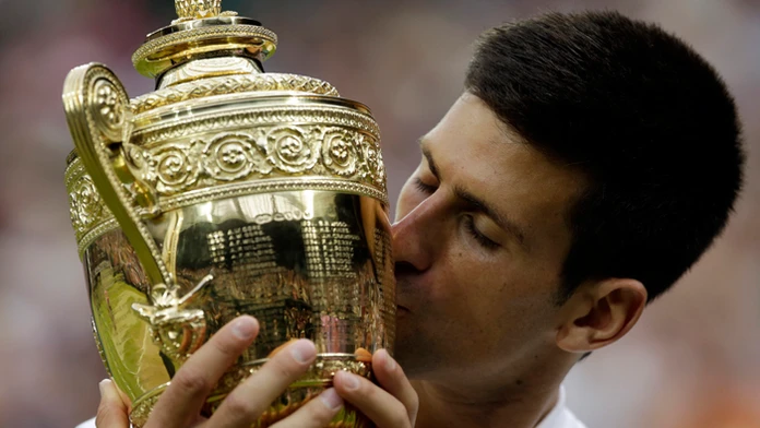 Novak Djokovič po roku bozkáva wimbledonskú trofej, vo finále opäť porazil Rogera Federa.