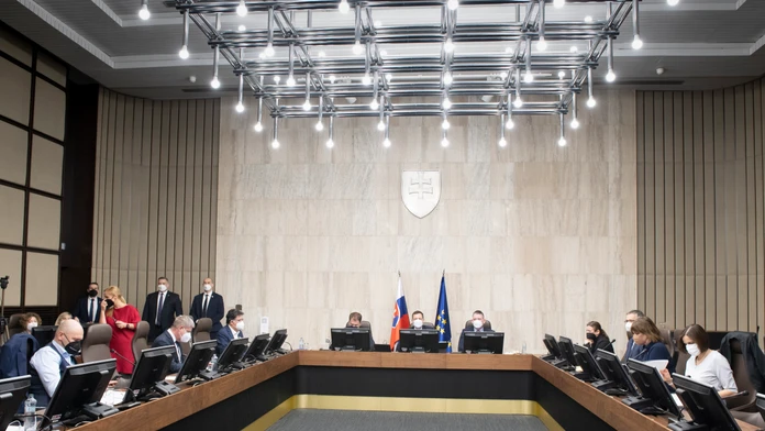 Vláda by sa mala zaoberať situáciou na Ukrajine a opatreniami. Prebrať má aj výročnú správu o členstve v EÚ