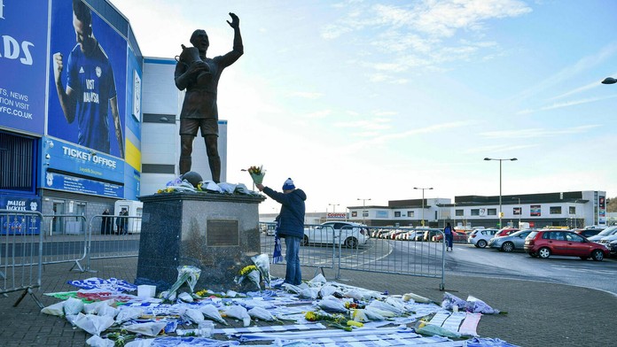 Prezident Atletica Social San Martín, Daniel Rivero, drží dres odchovanca klubu Emiliana Salu deň po jeho zmiznutí.