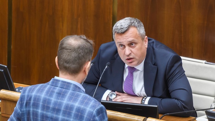 Na snímke Andrej Danko (SNS) a dole vľavo poslanec NR SR Igor Matovič (hnutie Slovensko) 