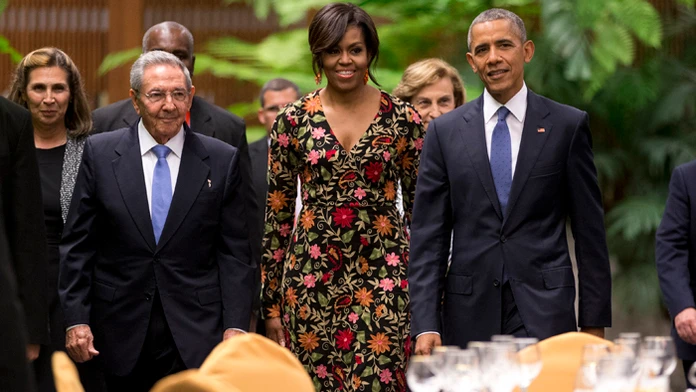 Kubánsky prezident Raúl Castro poctil v pondelok prezidenta USA Baracka Obamu a sprevádzajúcu americkú delegáciu štátnou večerou