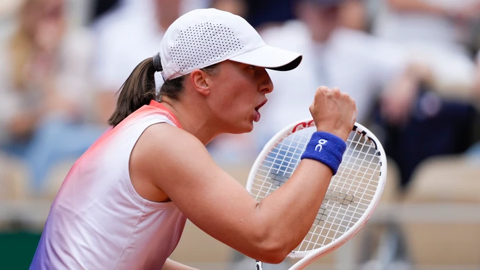 Poľská tenistka Iga Swiateková zatína päsť počas zápasu proti Markéte Vondroušovej.