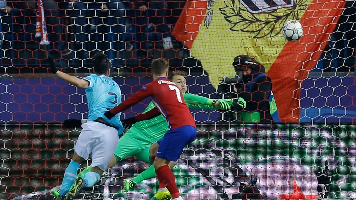 Brankár PSV Eindhoven Jeroen Zoet (prvý sprava) vyráža strelu hráča Atlética Antoine Griezmanna v odvete LM.