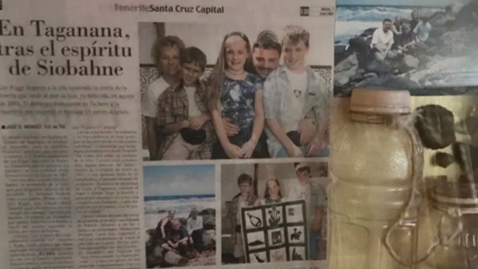 Českí hokejisti sa radujú z výhry nad Ruskom.