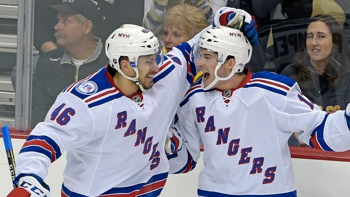 Na archívnej foto Matt Puempel sa teší z gólu so spoluhráčom Slovákom Marekom Hrivíkom (vľavo)